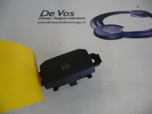 Usados Interruptor de freno de mano Peugeot 508 Precio € 25,00 Norma de margen ofrecido por De Vos Autodemontagebedrijf