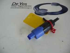 Used Headlight washer pump Peugeot 407 Price € 25,00 Margin scheme offered by De Vos Autodemontagebedrijf