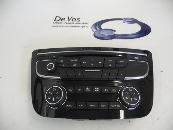 Radio control panel from a Peugeot 508 (8D) 2.0 Hybrid4 16V 2013