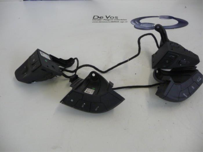 Steering wheel mounted radio control from a Peugeot 508 (8D) 2.0 Hybrid4 16V 2013