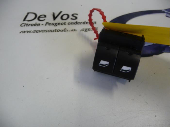 Usados Interruptor combinado de ventanillas Citroen C4 Cactus (0B/0P) 1.6 Blue Hdi 100 Precio € 35,00 Norma de margen ofrecido por De Vos Onderdelen