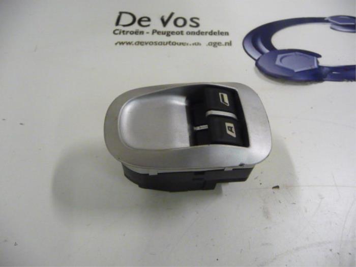 Usados Interruptor combinado de ventanillas Peugeot 206+ (2L/M) 1.4 XS Precio € 35,00 Norma de margen ofrecido por De Vos Onderdelen