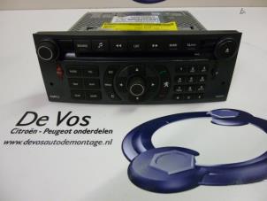 Used Radio CD player Peugeot 407 (6C/J) 2.7 HDi V6 24V Price € 100,00 Margin scheme offered by De Vos Autodemontagebedrijf