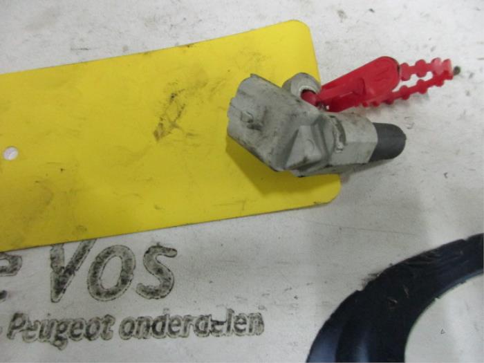 Begagnade Kamaxelsensor Peugeot 407 (6D) 2.0 HDiF 16V Pris € 15,00 Marginaltabell erbjuds av De Vos Onderdelen