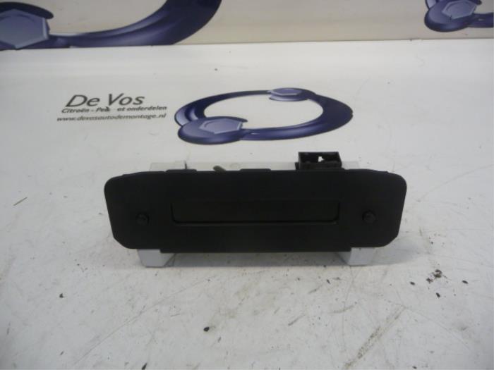 Begagnade Innerdisplay Peugeot 206 (2A/C/H/J/S) 1.4 HDi Pris € 45,00 Marginaltabell erbjuds av De Vos Onderdelen
