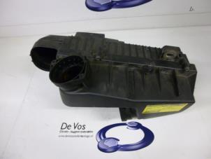 Usagé Boîtier filtre à air Citroen C6 (TD) 2.7 HDiF V6 24V Prix € 45,00 Règlement à la marge proposé par De Vos Autodemontagebedrijf