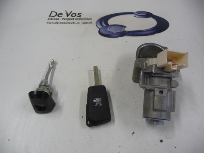Set of cylinder locks (complete) from a Peugeot 108 1.0 12V 2015