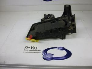 Używane Pojemnik na akumulator Citroen C5 II Break (RE) 2.2 HDiF 16V Cena € 15,00 Procedura marży oferowane przez De Vos Autodemontagebedrijf