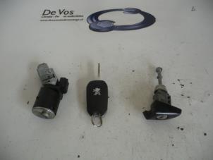Used Set of cylinder locks (complete) Peugeot 308 Price € 100,00 Margin scheme offered by De Vos Autodemontagebedrijf