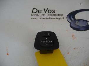Używane Przelacznik lusterka Peugeot 108 1.0 12V Cena € 15,00 Procedura marży oferowane przez De Vos Autodemontagebedrijf