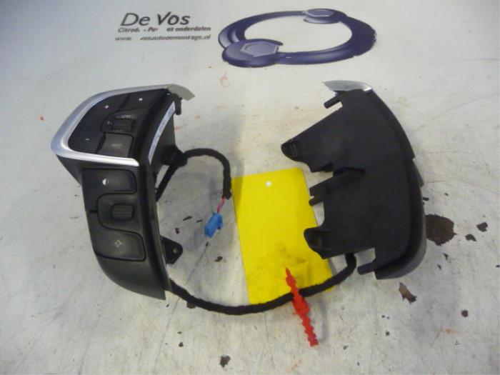 Steering wheel mounted radio control Citroen C4 Berline 1.6 Hdi 90