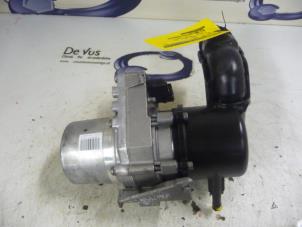 Used Power steering pump Peugeot 508 (8D) 2.0 HDiF 16V Price € 250,00 Margin scheme offered by De Vos Autodemontagebedrijf