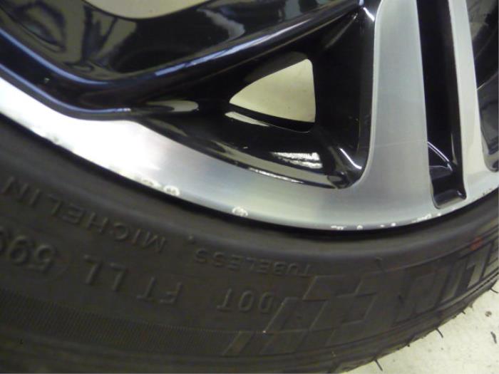 Felge + Reifen van een Peugeot 208 2014