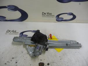 Używane Mechanizm szyby prawej tylnej wersja 4-drzwiowa Citroen DS5 (KD/KF) 2.0 165 HYbrid4 16V Cena € 80,00 Procedura marży oferowane przez De Vos Autodemontagebedrijf