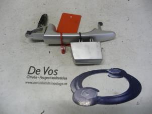 Używane Uchwyt drzwi lewych tylnych wersja 4-drzwiowa Peugeot 807 2.0 HDi 16V Cena € 25,00 Procedura marży oferowane przez De Vos Autodemontagebedrijf