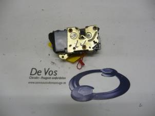 Używane Mechanizm blokady drzwi lewych wersja 2-drzwiowa Peugeot 206 CC (2D) 1.6 16V Cena € 45,00 Procedura marży oferowane przez De Vos Autodemontagebedrijf