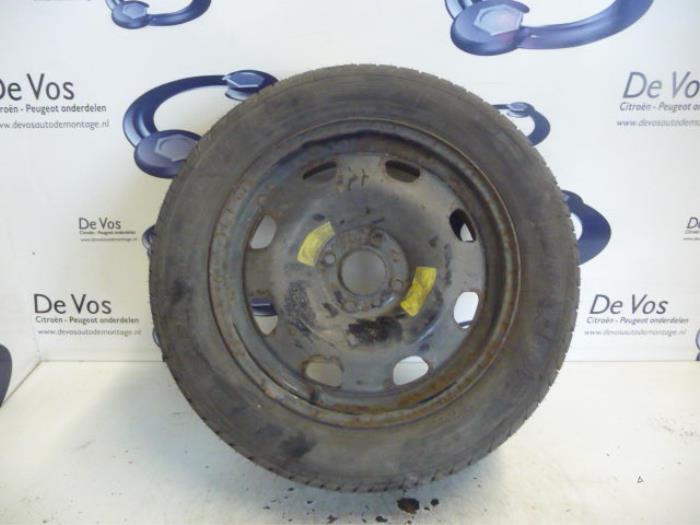 Wheel + tyre from a Peugeot 307 SW (3H) 2.0 16V 2003