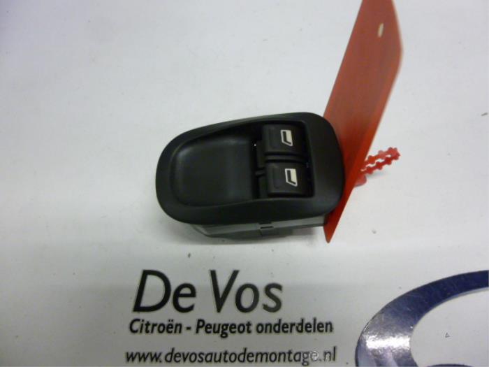 Usados Interruptor combinado de ventanillas Peugeot 206 (2A/C/H/J/S) 1.4 XR,XS,XT,Gentry Precio € 25,00 Norma de margen ofrecido por De Vos Onderdelen