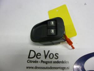 Usados Interruptor combinado de ventanillas Peugeot 206 (2A/C/H/J/S) 1.4 XR,XS,XT,Gentry Precio € 25,00 Norma de margen ofrecido por De Vos Autodemontagebedrijf