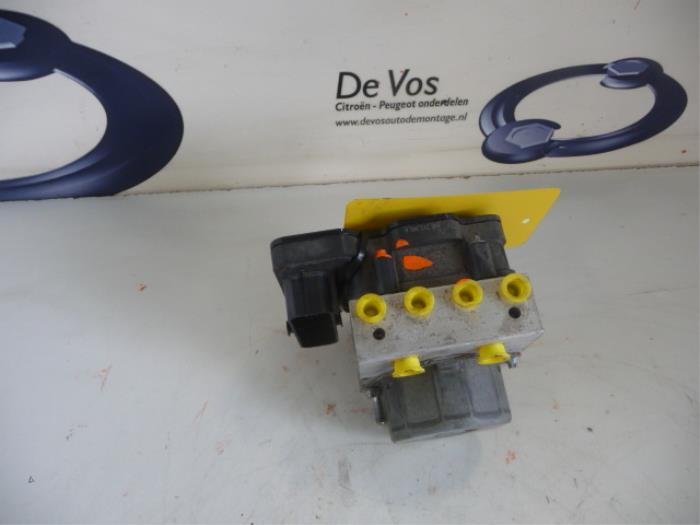 Begagnade ABS-pump Peugeot 108 Pris € 160,00 Marginaltabell erbjuds av De Vos Onderdelen