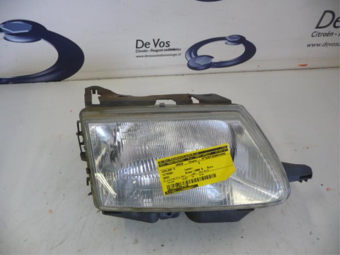Usagé Phare droit Citroen Saxo 1.4i SX,VSX Prix € 35,00 Règlement à la marge proposé par De Vos Onderdelen