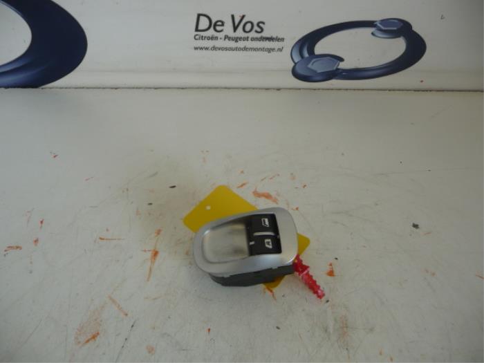 Usados Interruptor combinado de ventanillas Peugeot 206+ (2L/M) 1.4 XS Precio € 45,00 Norma de margen ofrecido por De Vos Onderdelen