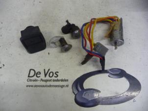 Usados Cilindro de juego de cerraduras (completo) Peugeot 306 (7A/C/S) 1.9 DT Precio € 55,00 Norma de margen ofrecido por De Vos Autodemontagebedrijf