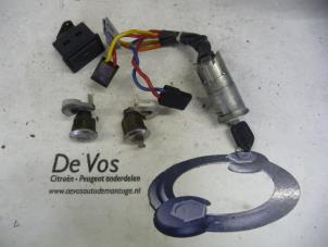 Usados Cilindro de juego de cerraduras (completo) Peugeot 306 (7A/C/S) 1.6i XR,XT,ST Precio € 55,00 Norma de margen ofrecido por De Vos Autodemontagebedrijf
