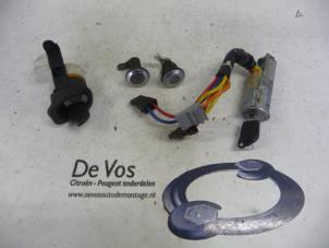 Usagé Kit serrure cylindre (complet) Peugeot 106 I 1.3 Rallye Prix € 55,00 Règlement à la marge proposé par De Vos Autodemontagebedrijf