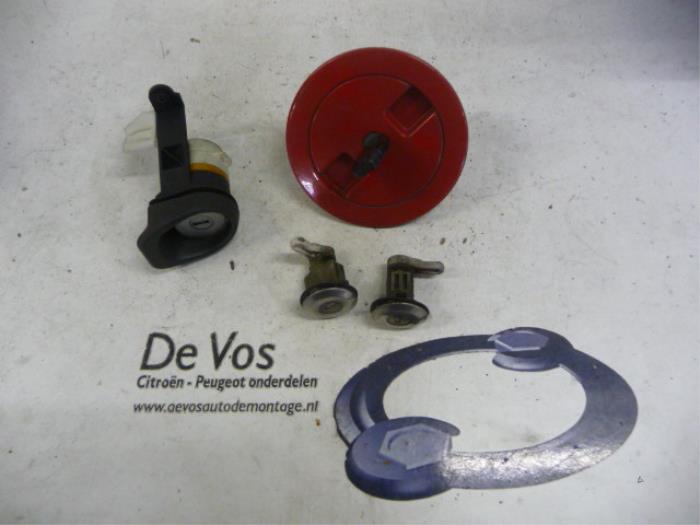 Set of cylinder locks (complete) from a Peugeot 106 I 1.0i 1995