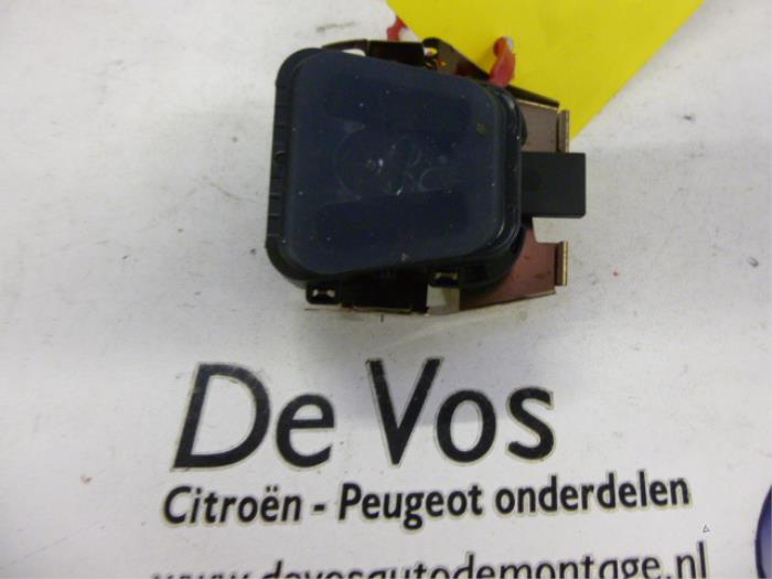 Begagnade Regnsensor Peugeot 508 (8D) 1.6 HDiF 16V Pris € 80,00 Marginaltabell erbjuds av De Vos Onderdelen