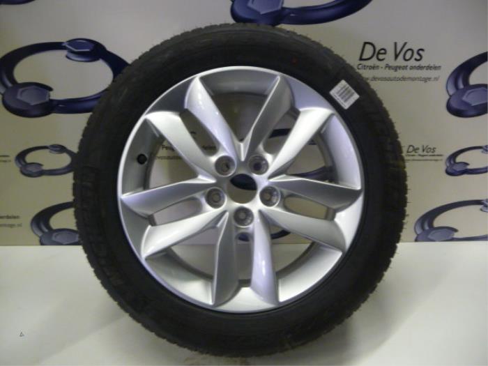 Felge + Reifen van een Peugeot 508 (8D) 1.6 HDiF 16V 2011