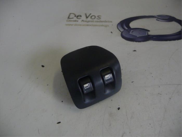 Usados Interruptor combinado de ventanillas Peugeot 206 (2A/C/H/J/S) 1.6 16V Precio € 25,00 Norma de margen ofrecido por De Vos Onderdelen