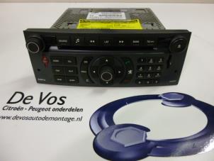 Used Radio CD player Peugeot 407 (6C/J) 2.2 16V Price € 100,00 Margin scheme offered by De Vos Autodemontagebedrijf
