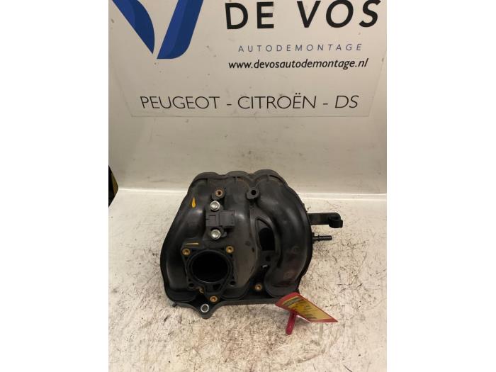 Begagnade Insugsrör Peugeot 107 1.0 12V Pris € 70,00 Marginaltabell erbjuds av De Vos Onderdelen