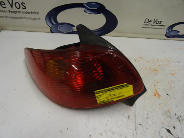 Taillight, left from a Peugeot 206 (2A/C/H/J/S) 1.4 HDi 2005
