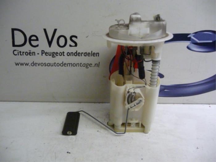 Electric fuel pump from a Peugeot 607 (9D/U) 2.2 16V 2001