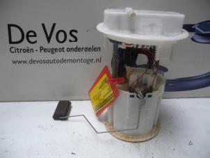 Usados Bomba eléctrica de combustible Peugeot 1007 (KM) 1.6 GTI,Gentry 16V Precio € 55,00 Norma de margen ofrecido por De Vos Autodemontagebedrijf