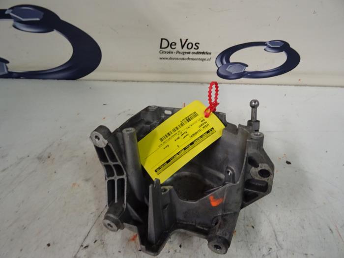 Fuel filter bracket
