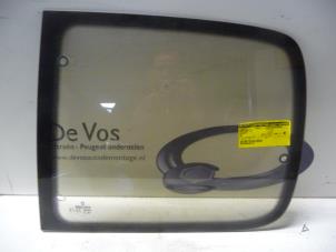 Używane Szyba lewa tylna wersja 2-drzwiowa Peugeot 205 II (20A/C) 1.1 XE,GE,XL,GL,XR,GR Cena € 25,00 Procedura marży oferowane przez De Vos Autodemontagebedrijf