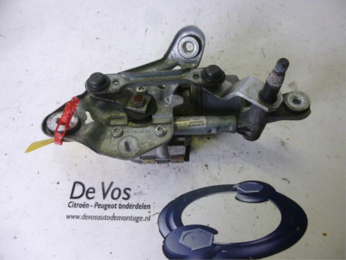 Front wiper motor from a Peugeot 407 SW (6E) 2.0 HDiF 16V 2004