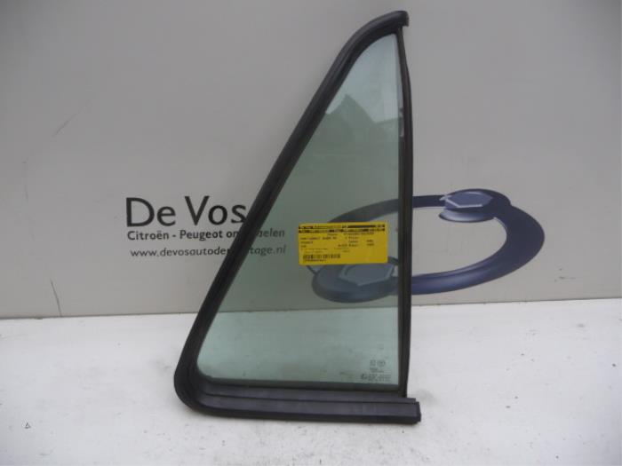 Usados Ventanilla triangular derecha detrás Peugeot 405 Precio € 15,00 Norma de margen ofrecido por De Vos Onderdelen