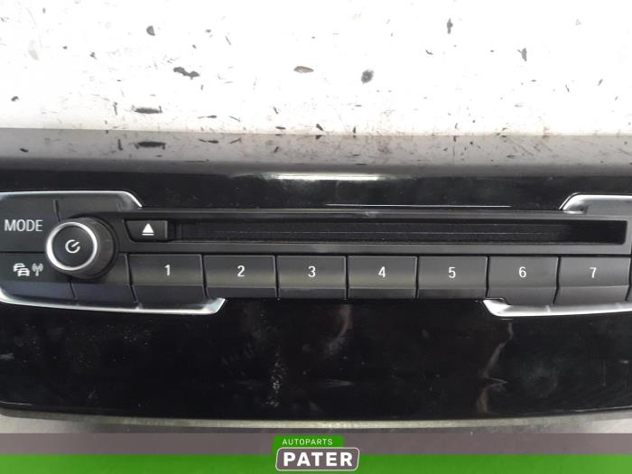 Radio control panel from a BMW 2 serie Active Tourer (F45) 225xe iPerformance 1.5 TwinPower Turbo 12V 2016
