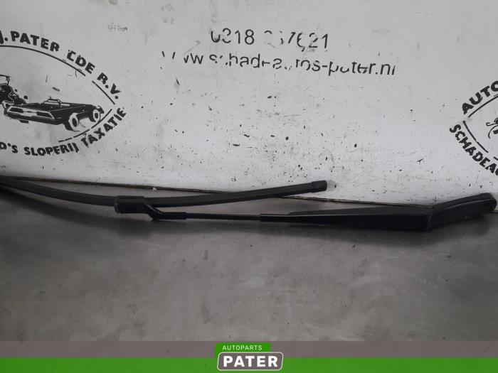 Front wiper arm from a Volkswagen Up! (121) 1.0 12V 60 2017