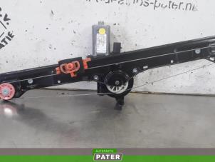 Używane Mechanizm szyby prawej przedniej wersja 2-drzwiowa Fiat Grande Punto (199) 1.4 16V Cena € 42,00 Procedura marży oferowane przez Autoparts Pater