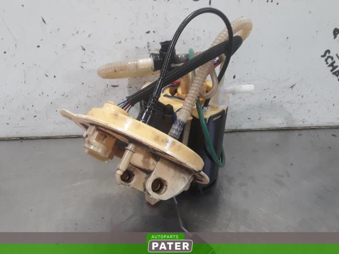 Electric fuel pump from a Land Rover Range Rover Sport (LW) 3.0 TDV6 2014