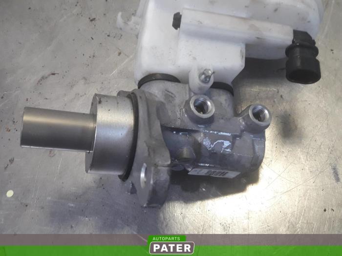 Master cylinder from a Fiat Panda (312) 0.9 TwinAir 60 2014