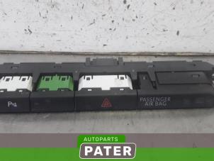 Usados Interruptor de luz de pánico Volkswagen Passat (3G2) 1.6 TDI 16V Precio € 26,25 Norma de margen ofrecido por Autoparts Pater