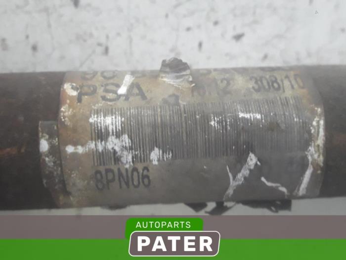 Front drive shaft, right from a Peugeot 3008 I (0U/HU) 1.6 16V THP 155 2010