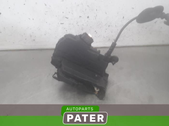 Rear door mechanism 4-door, right from a Renault Clio IV (5R) 0.9 Energy TCE 90 12V 2018